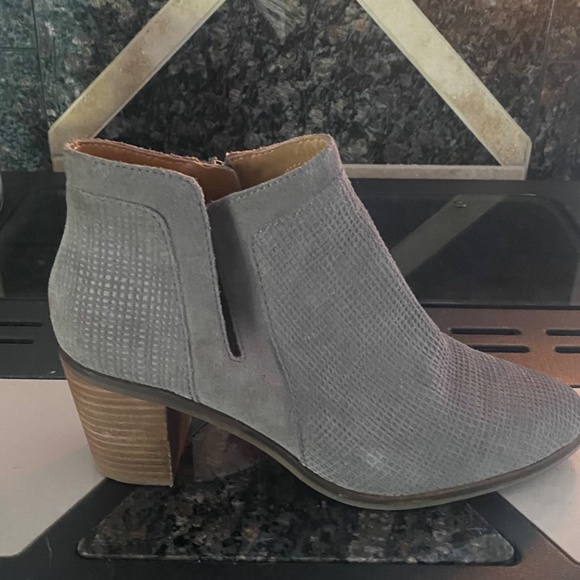 Womens Lucky Brand Ponic Grey Suede Stacked Heel Ankle Boot Womens 9M - Picture 4 of 8
